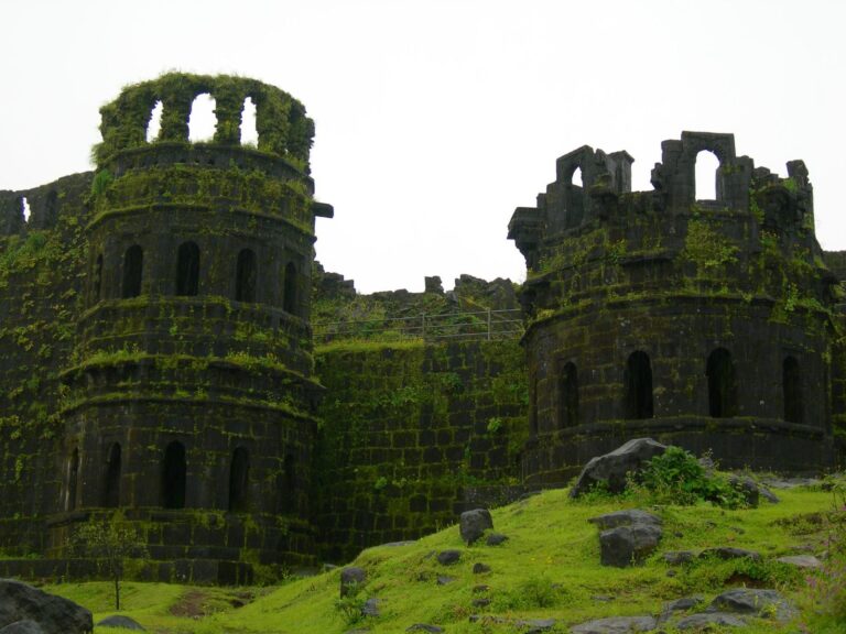 Raigad: the forts district
